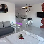 Good Day Apartments- Private Parking New Town