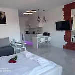 Good Day Apartments- Private Parking New Town